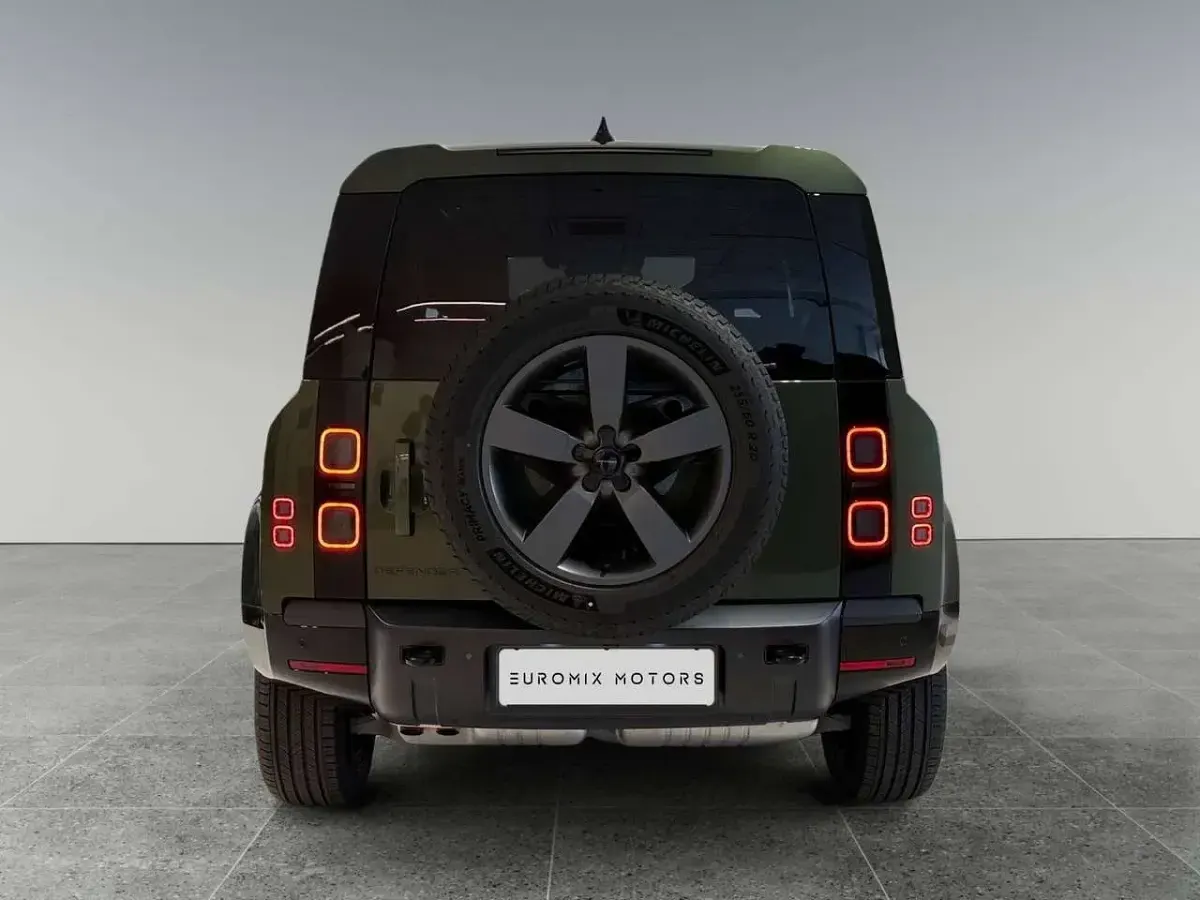 Usata Land Rover Defender SE Dynamic 200 CV (147 kW) 2026 Woolstone green SUV