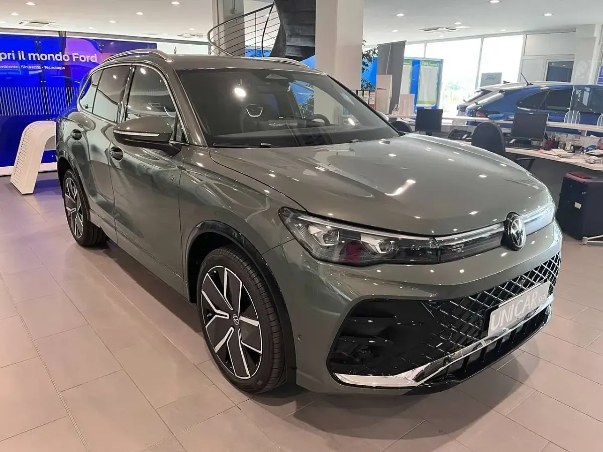 Nuova VW Tiguan R-line Plus 150 CV (110 kW) 2026 Velvet green SUV