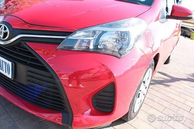Usata Toyota Yaris Active 69 CV (50 kW) 2016 Rosso Berlina