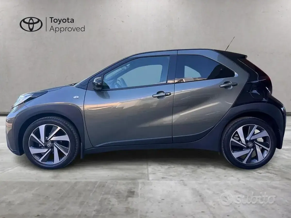 Usata Toyota Aygo X Lounge 72 CV (52 kW) 2022 Grigio SUV