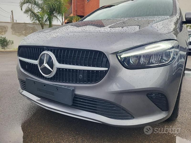 Usata Mercedes B180 Business 116 CV (85 kW) 2023 Grigio scuro metallizzato Monovolume