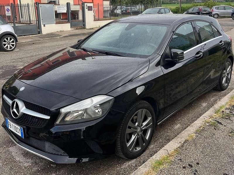 Usata Mercedes A180 109 CV (80 kW) 2016 Nero Berlina