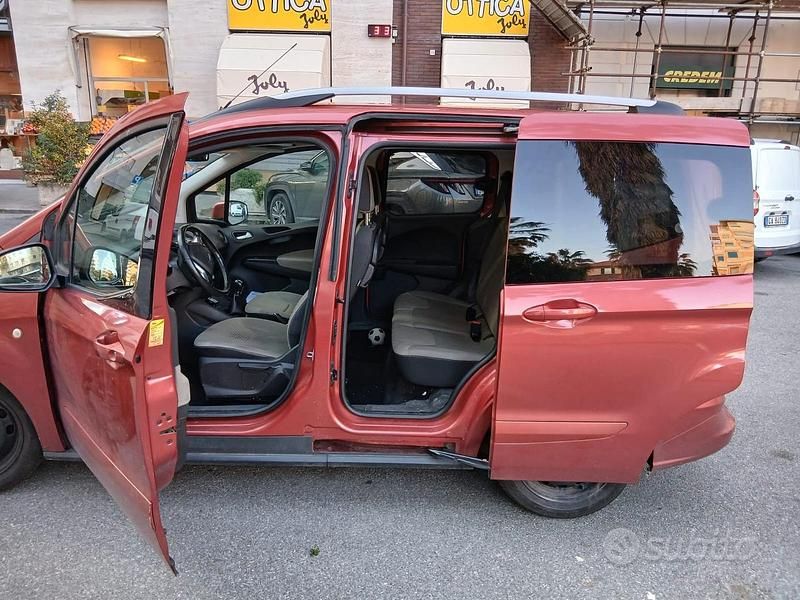Usata Ford Tourneo Courier 2015 Rosso Monovolume