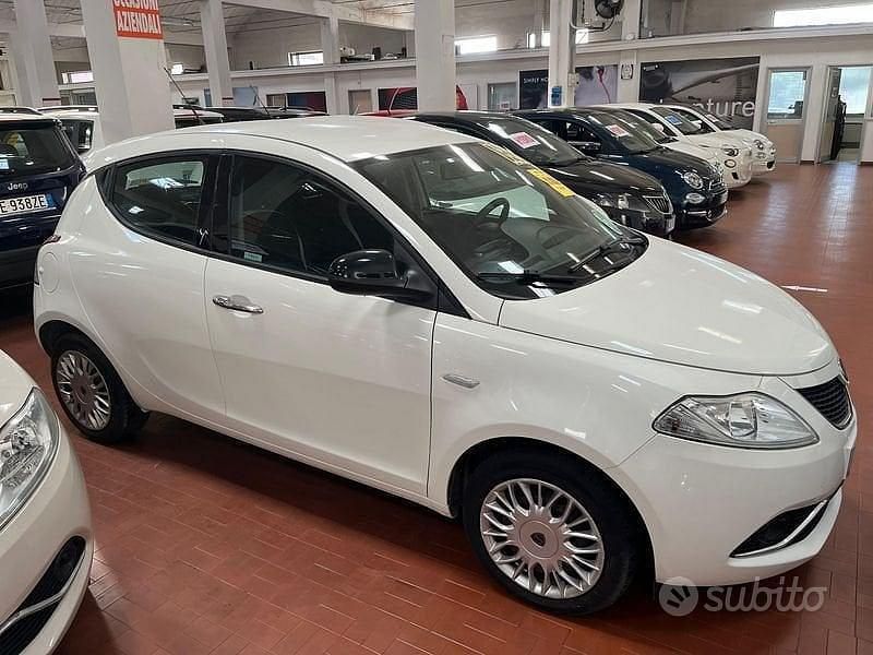 Usata Lancia Ypsilon Gold 95 CV (69 kW) 2017 Bianco Utilitaria