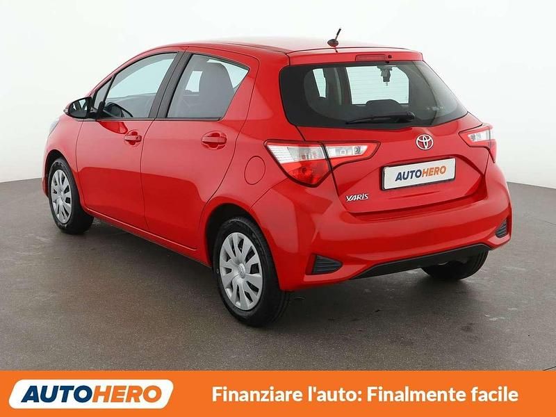 Usata Toyota Yaris Cool 72 CV (52 kW) 2020 Rosso Utilitaria