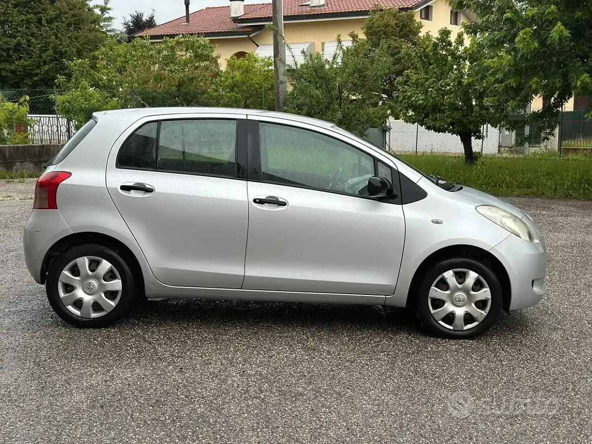 Second-hand Toyota Yaris 69 CP (50 kW) 2008 Gri Hatchback
