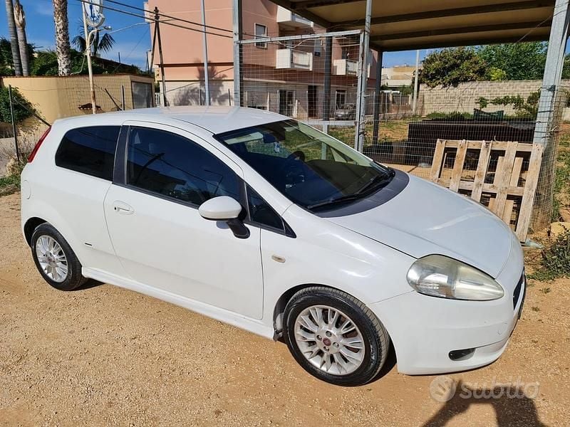 Usata 2019 Fiat Grande Punto Due volumi | 4000 € (Super prezzo) - Immagine 1/4