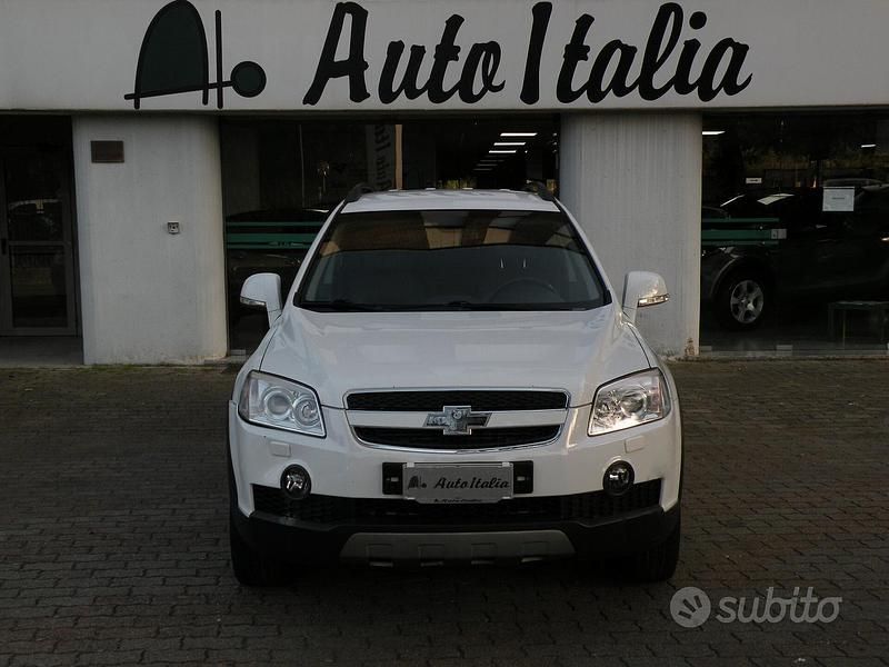 Bianco Usata 2010 Chevrolet Captiva LTZ SUV | 5800 € (Buon prezzo) - Immagine 1/4