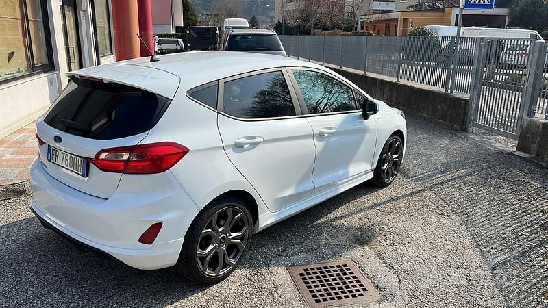 Usata Ford Fiesta ST-Line 125 CV (91 kW) 2018 Bianco Utilitaria