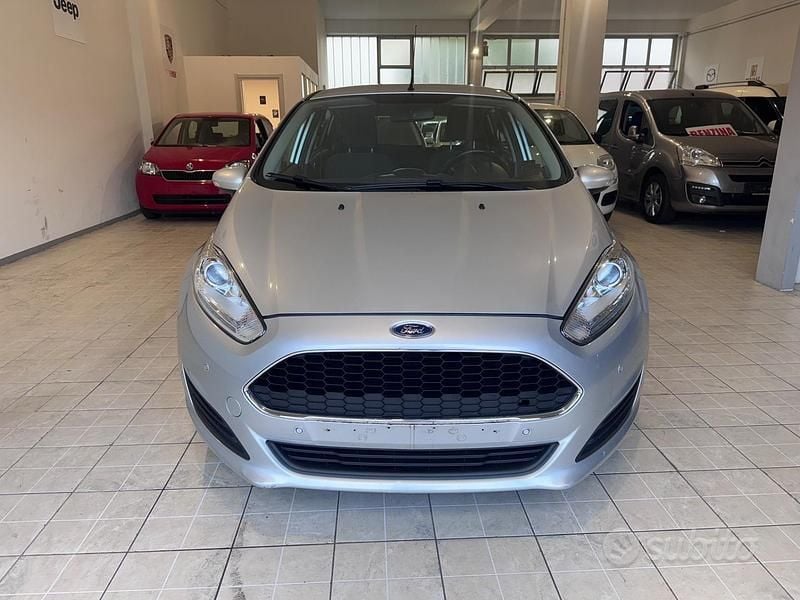 Begagnad Ford Fiesta 2017 Grå Sedan