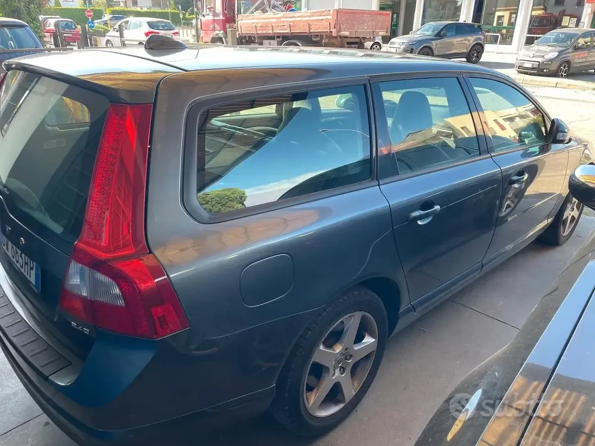 Usata Volvo V70 Momentum 175 CV (128 kW) 2009 Grigio Station wagon