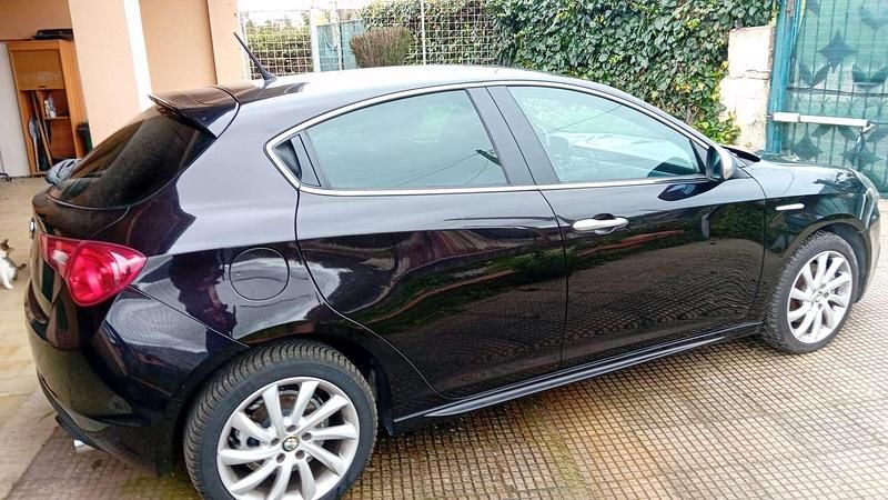 Usata Alfa Romeo Giulietta Distinctive 140 CV (102 kW) 2012 Nero Utilitaria