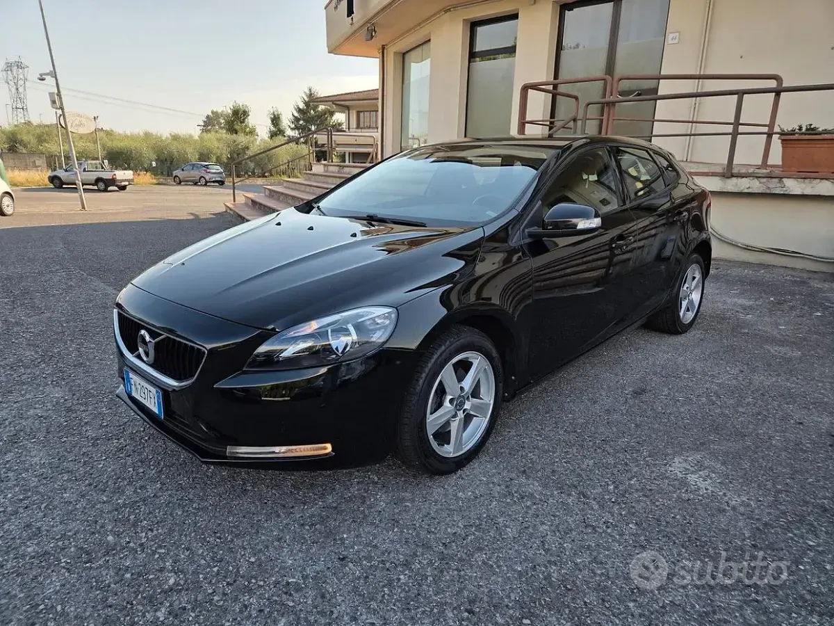 Usata Volvo V40 Business Edition 120 CV (88 kW) 2018 Nero Berlina