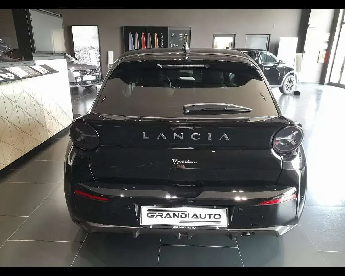Nuova Lancia Ypsilon 110 CV (80 kW) 2026 Nero Utilitaria