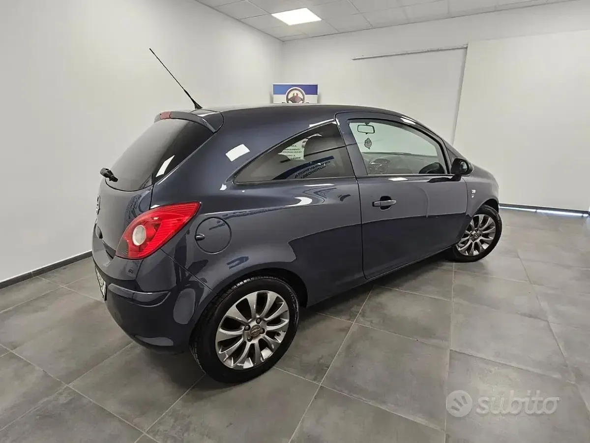 Usata Opel Corsa Edition 86 CV (63 kW) 2011 Blu Utilitaria