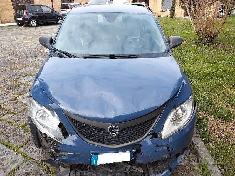 Usata Lancia Ypsilon 85 CV (62 kW) 2017 Blu Utilitaria