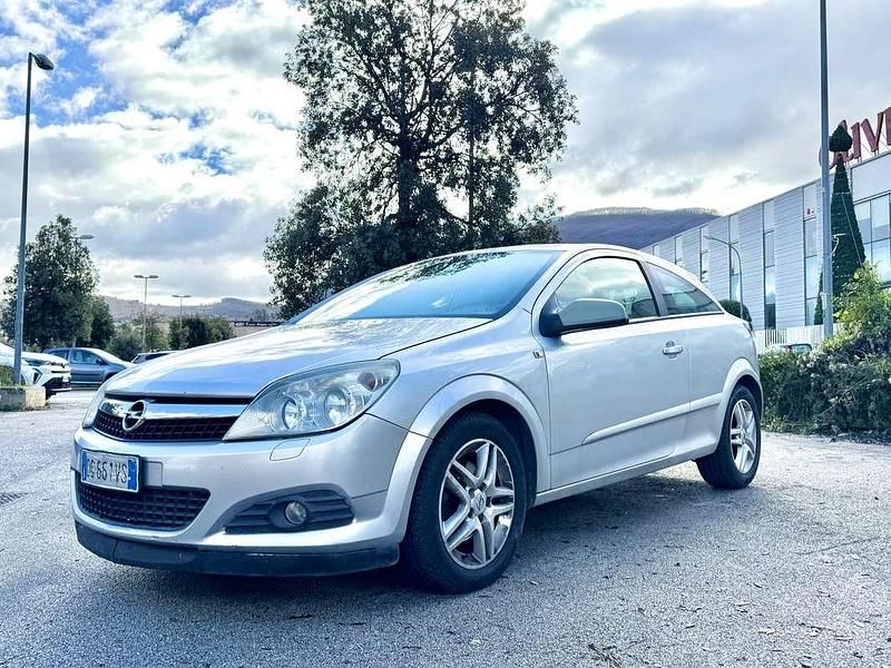 Usata Opel Astra GTC Enjoy 90 CV (66 kW) 2006 Argento Coupé