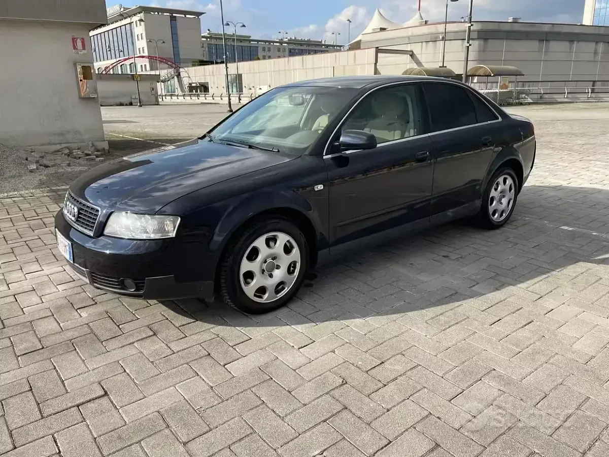 Begagnad Audi A4 180 HK (132 kW) 2002 Blå Sedan
