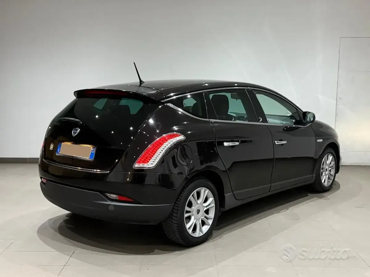 Usata Lancia Delta 120 CV (88 kW) 2013 Nero Utilitaria