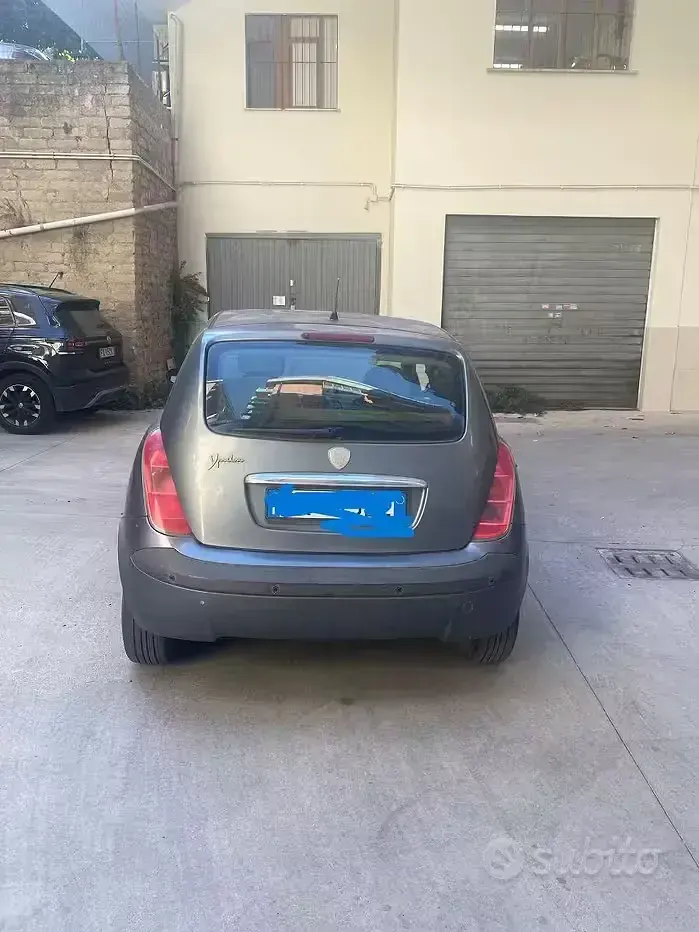 Usata Lancia Ypsilon 80 CV (58 kW) 2004 Bluazzurro Utilitaria