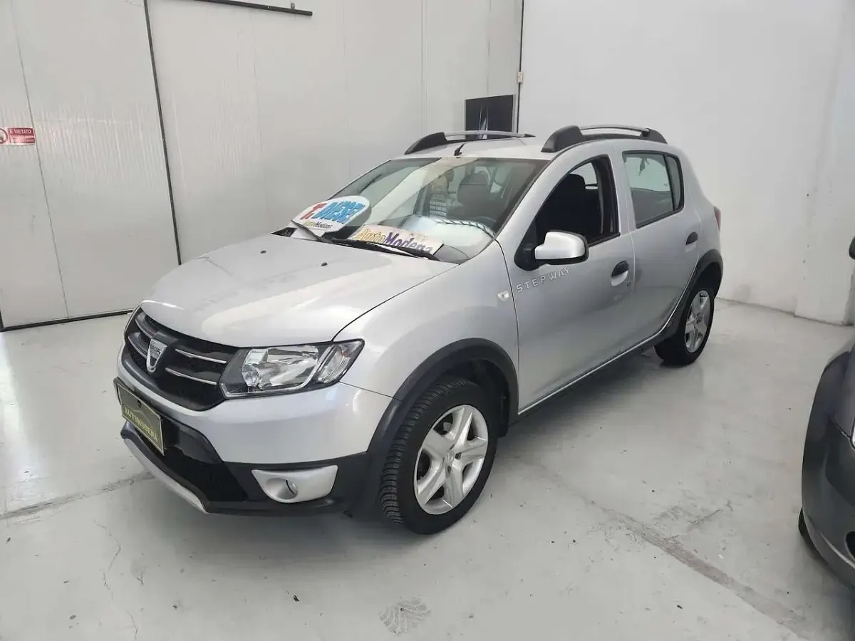 Usata Dacia Sandero Stepway 90 CV (66 kW) 2014 Argento Berlina