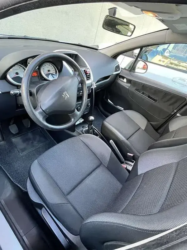 Usata Peugeot 207 68 CV (50 kW) 2010 Berlina