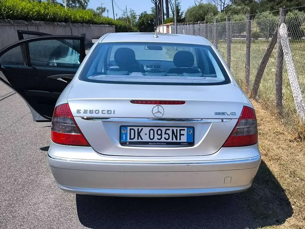Usata Mercedes E280 Avantgarde 190 CV (139 kW) 2007 Argento Berlina
