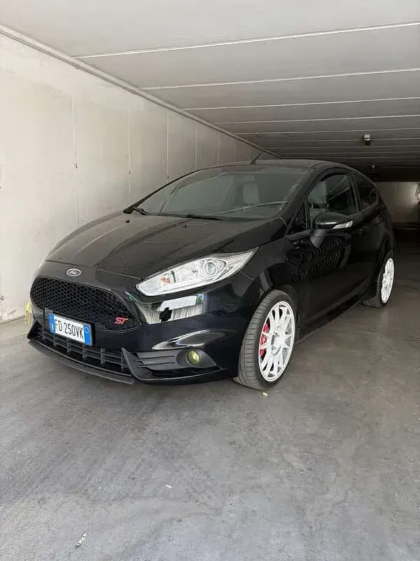 Usata Ford Fiesta ST 182 CV (133 kW) 2016 Nero Utilitaria