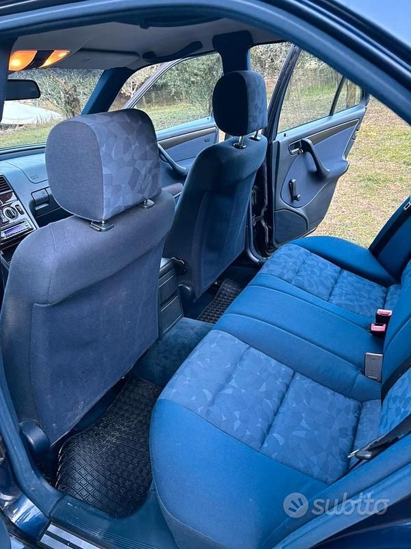 Usata Mercedes C180 122 CV (89 kW) 1999 Blu Berlina