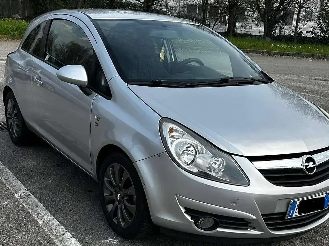 Usata Opel Corsa Club 86 CV (63 kW) 2010 Argento Utilitaria