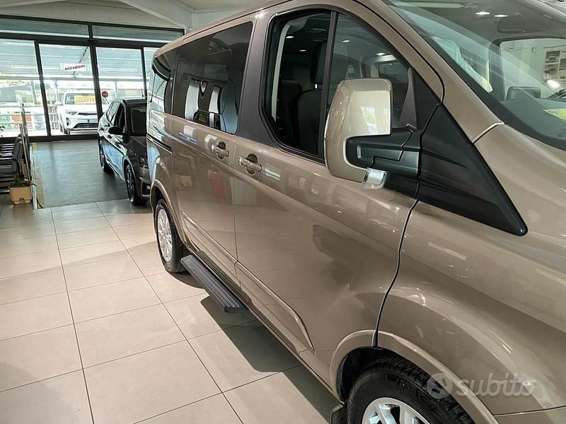 Usata Ford Tourneo Titanium 131 CV (96 kW) 2018 Marrone Monovolume