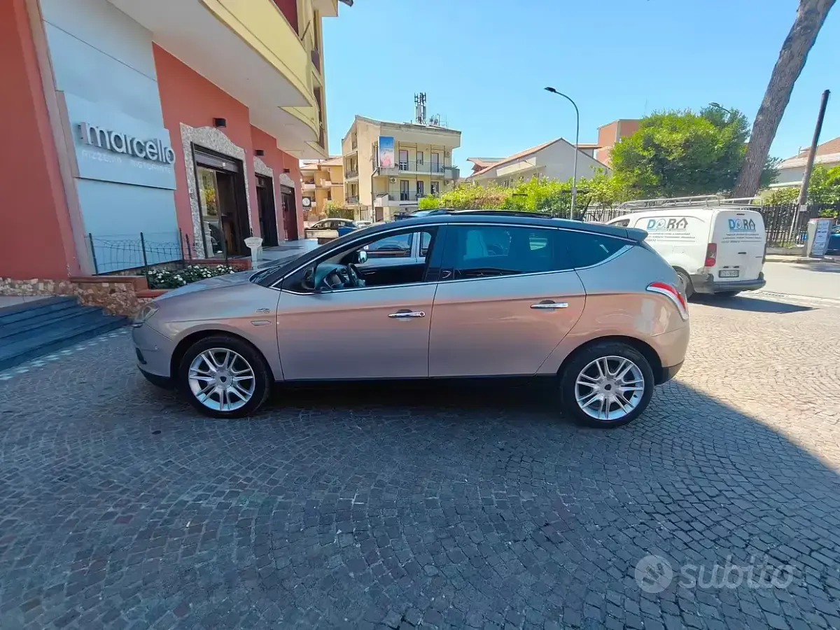 Usata Lancia Delta 165 CV (121 kW) 2009 Grigio Utilitaria