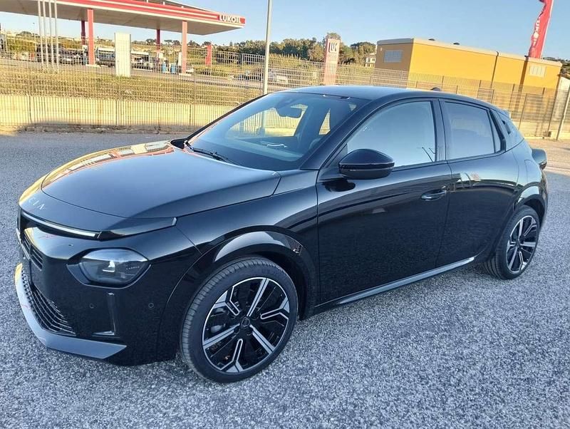Nuova Lancia Ypsilon 101 CV (74 kW) 2026 Nero Utilitaria