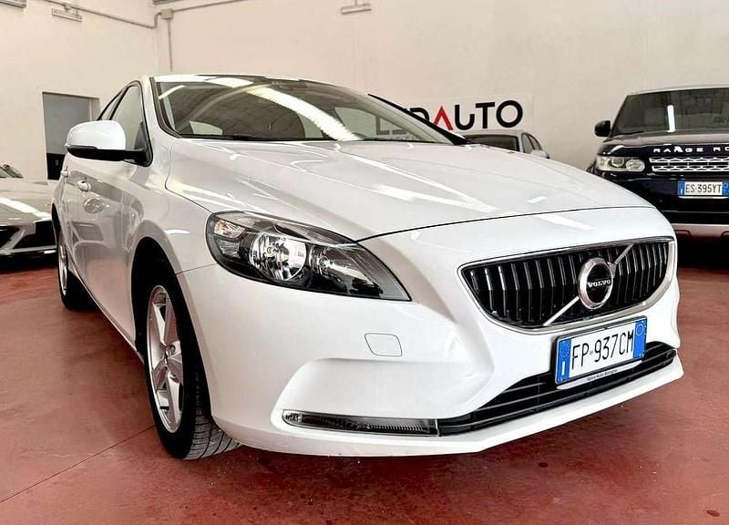 Usata Volvo V40 Momentum 120 CV (88 kW) 2018 Bianco Berlina