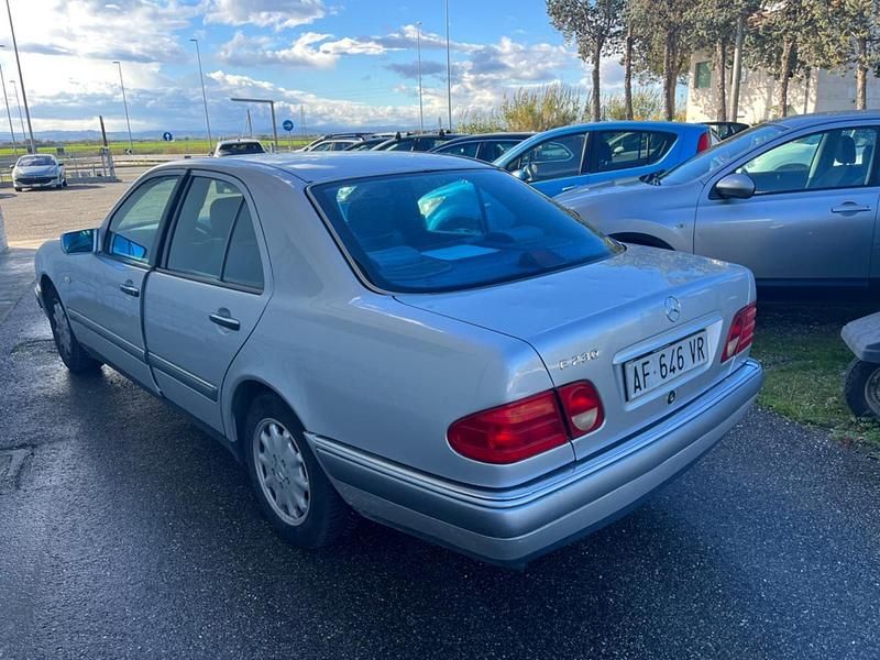 Usata Mercedes E230 Elegance 149 CV (109 kW) 1996 Argento Berlina