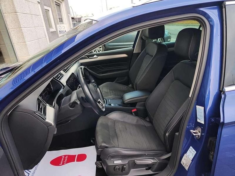 Usata VW Passat R-line 150 CV (110 kW) 2022 Blu/azzurro Station wagon