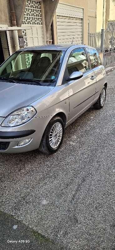 Usata Lancia Ypsilon 75 CV (55 kW) 2005 Argento Utilitaria