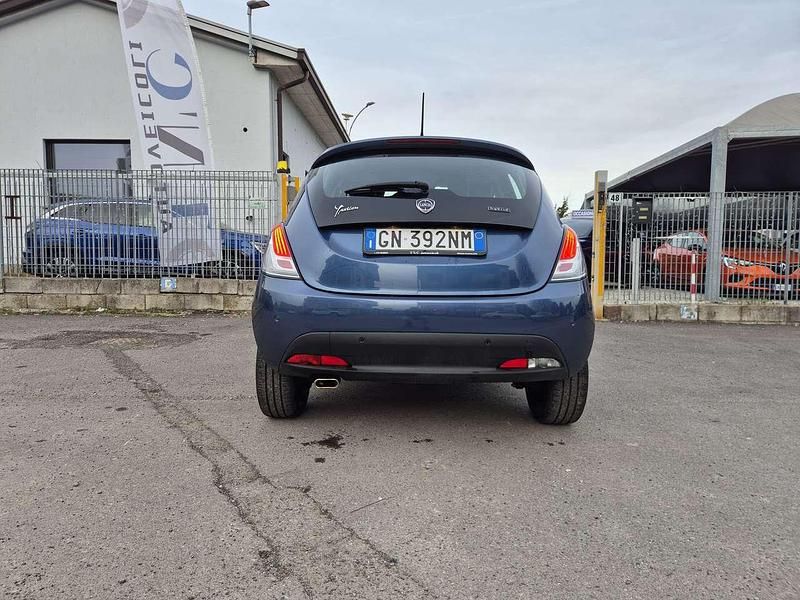 Usata Lancia Ypsilon Gold 69 CV (50 kW) 2023 Blu/azzurro Utilitaria