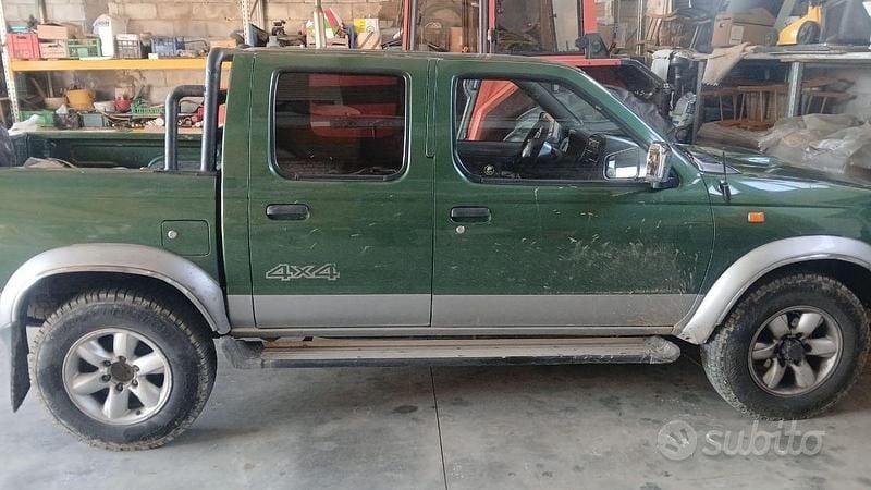 Usata Nissan Navara 103 CV (75 kW) 2001 Verde Pick-up