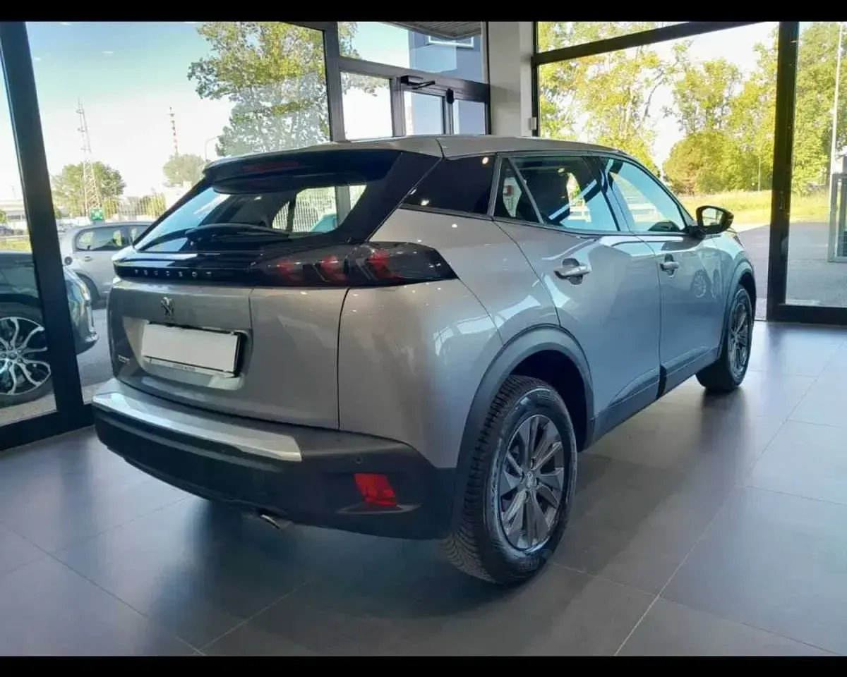 Usata Peugeot 2008 Active 110 CV (80 kW) 2022 Argento SUV