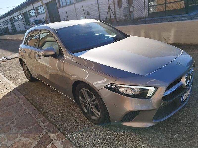 Usata Mercedes A180 Premium 116 CV (85 kW) 2019 Grigio scuro Utilitaria