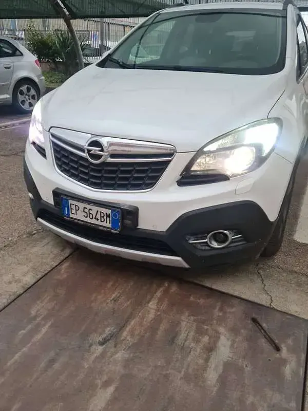Usata Opel Mokka Cosmo 131 CV (96 kW) 2013 Bianco SUV