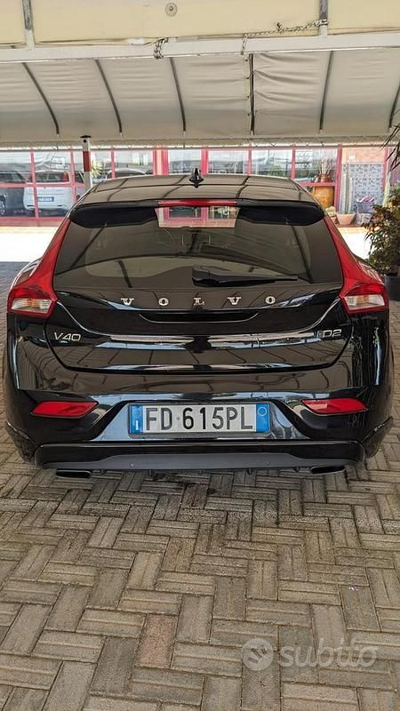 Usata Volvo V40 Momentum 120 CV (88 kW) 2016 Nero Station wagon