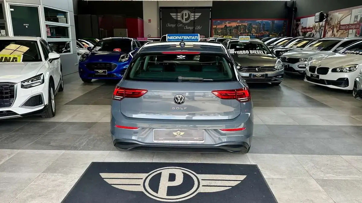 Usata VW Golf VIII Life 131 CV (96 kW) 2021 Grigio Berlina