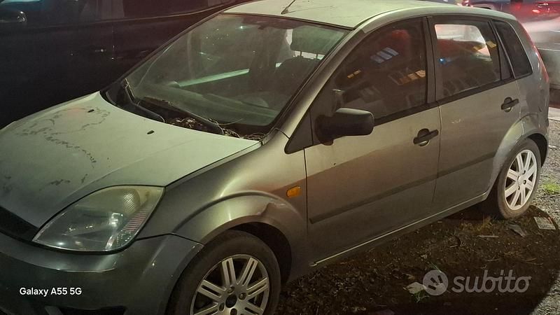 Usata Ford Fiesta 68 CV (50 kW) 2002 Grigio Utilitaria