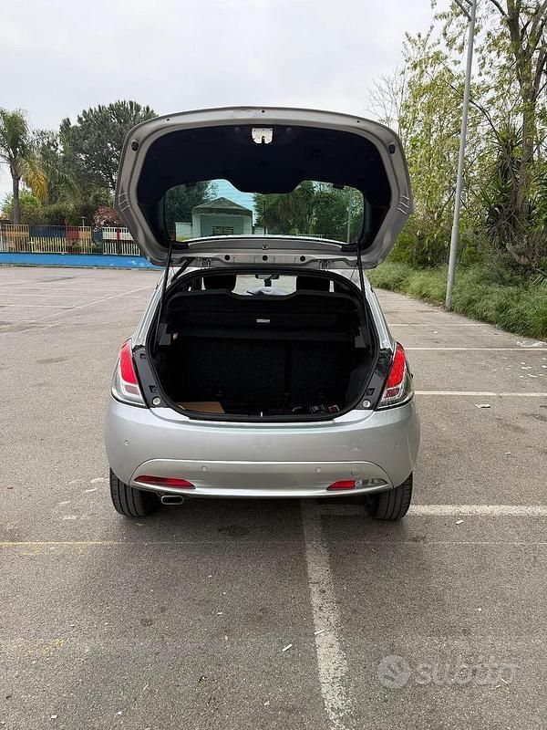 Usata Lancia Ypsilon 95 CV (69 kW) 2017 Grigio Utilitaria