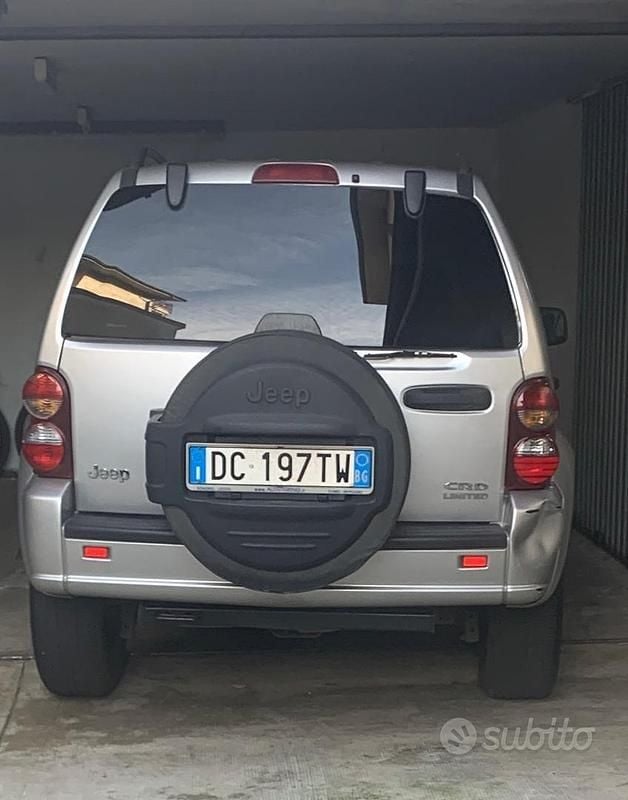 Second-hand Jeep Cherokee 163 CP (119 kW) 2005 Gri SUV