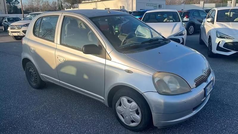 Usata Toyota Yaris 67 CV (49 kW) 2000 Argento Utilitaria