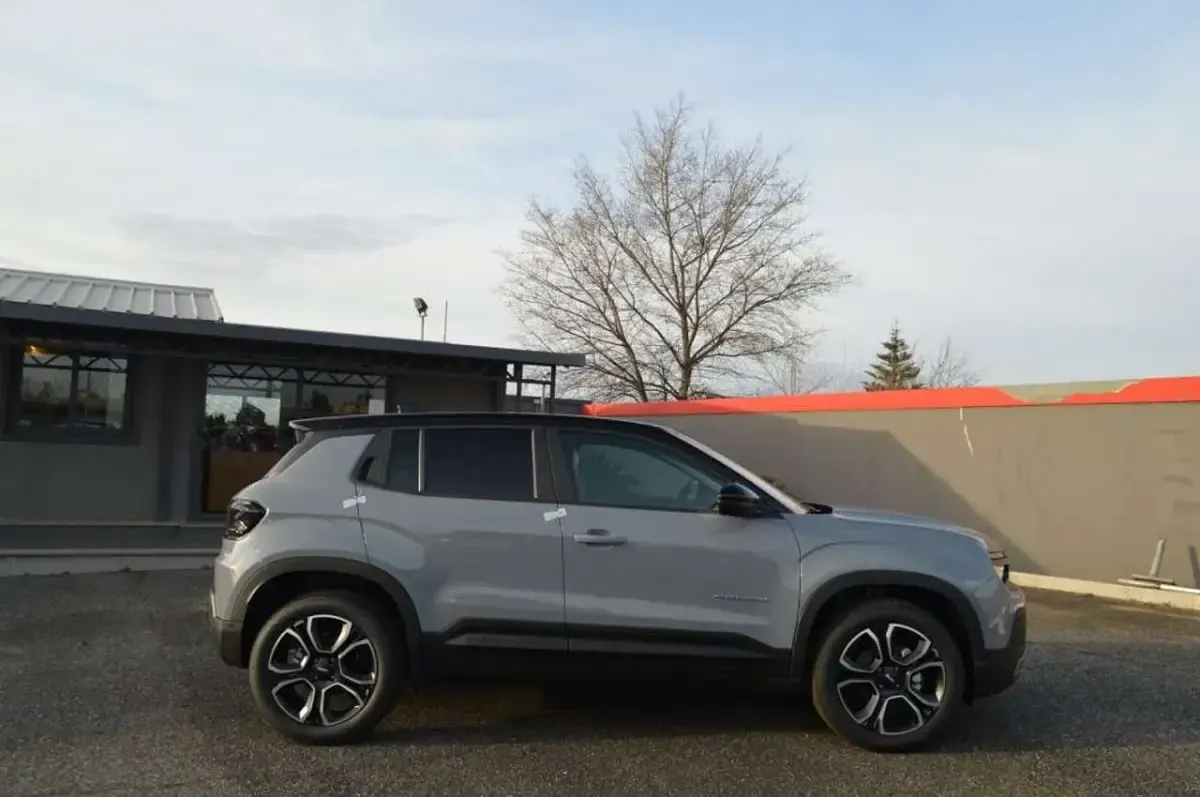 Nuova Jeep Avenger Summit 101 CV (74 kW) 2025 Storm grey SUV