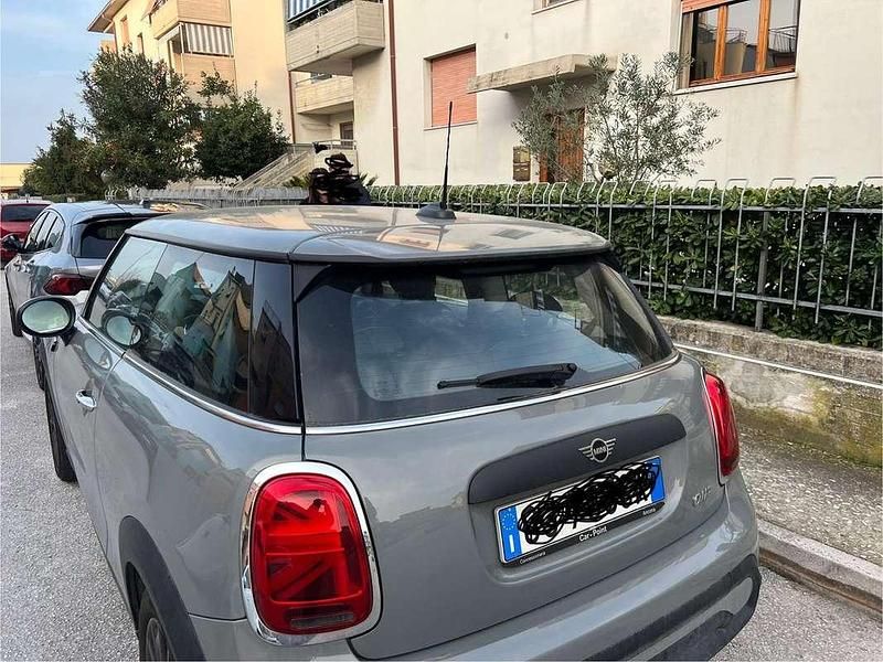 Begagnad Mini ONE Essential 75 HK (55 kW) 2022 Grå Halvkombi